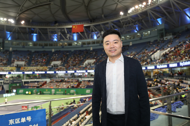 丁俊晖跨界推广斯诺克 地道网球迷欣赏费德勒